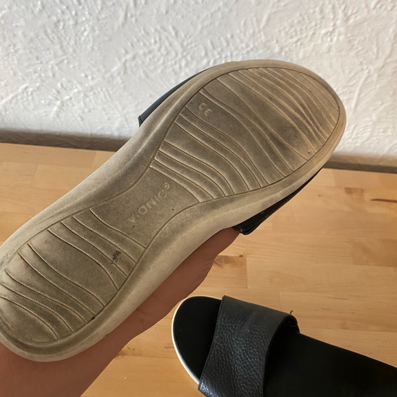 Vionic slides - Picture 4 of 4